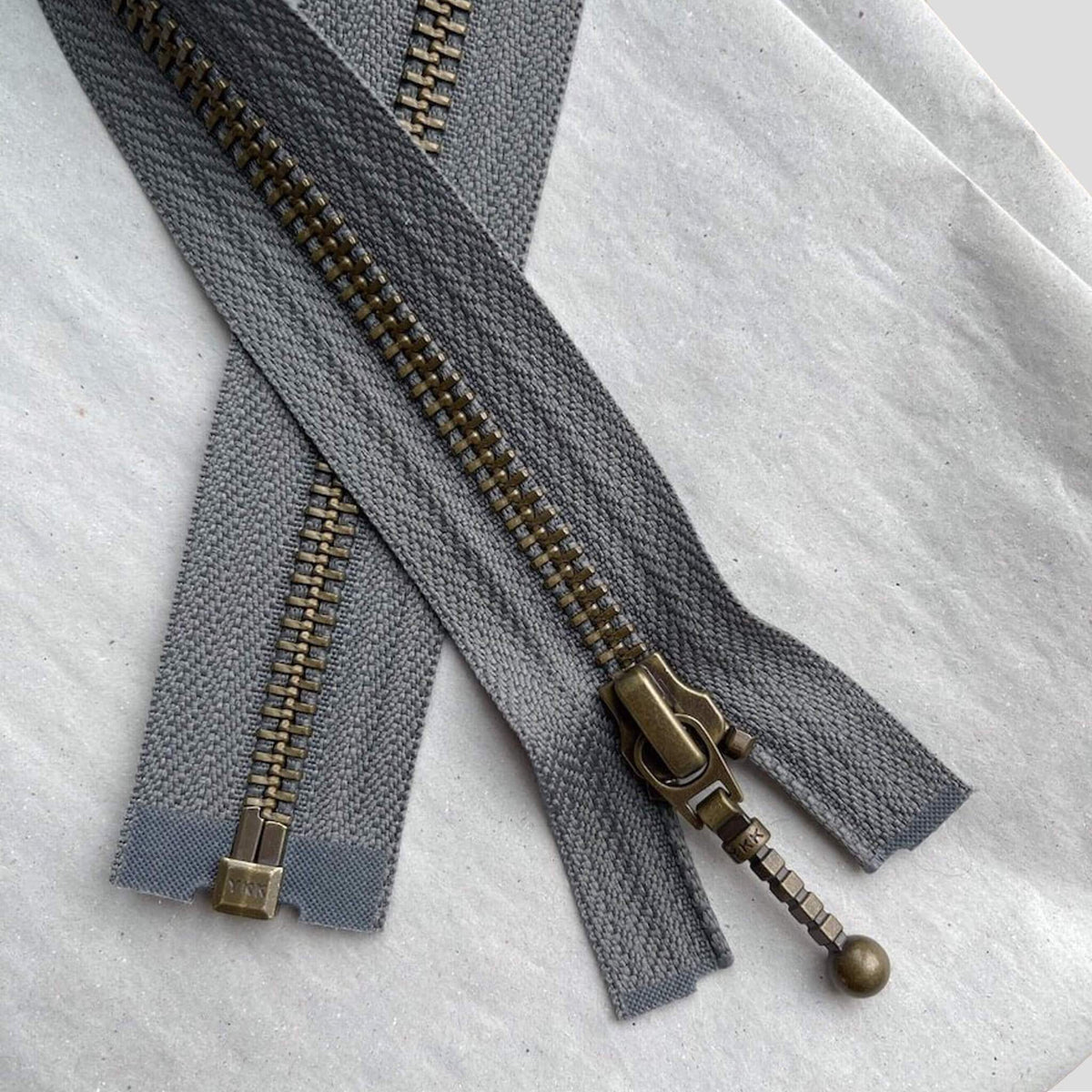 Lynlås fra Petiteknit med en længde på 35 cm. Vælg mellem farverne: Cement og Granit. Passer til Zipper Jacket. Mål: Længde: 45 cm, bredde: 6 mm