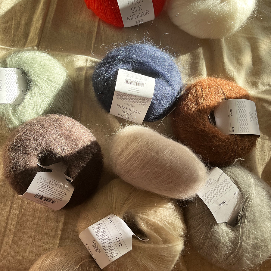 Dette garn er en elegant blanding af den fineste mohair, uld og silke, der giver dine projekter en uovertruffen letthed og glans. Strikker du Tynn Silk Mohair med en eller flere tråde får du en let, luftigt og luksuriøst model. Bruger du Tynn Silk Mohair som følgetråd sammen med andre kvaliteter vil du få et spændende udtryk og godt hold i alle modeller.
